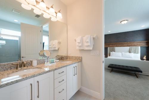 Exquisite Home near Disney Themed Rooms & Home Theater - 2005 - image 5