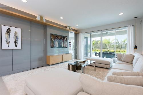 Exquisite Home near Disney Themed Rooms & Home Theater - 2005 - image 12