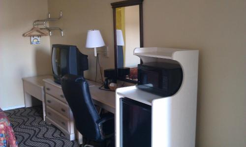 Days Inn by Wyndham Kerrville - image 8