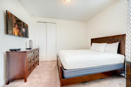 Spacious Home with Water Park Access near Disney - 7501M - image 8