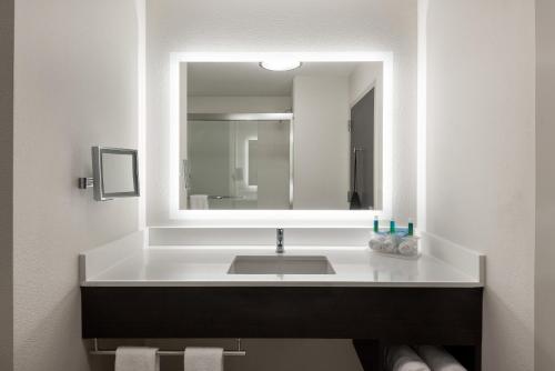 Photo - Holiday Inn Express & Suites Lakeland South by IHG