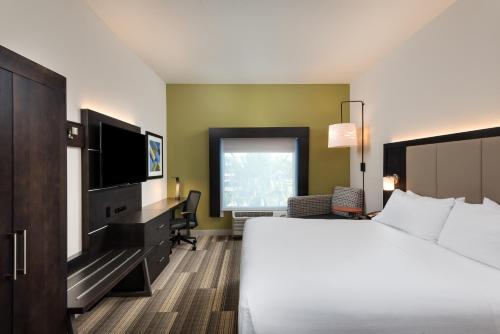 Photo - Holiday Inn Express & Suites Lakeland South, an IHG Hotel