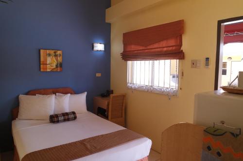 Standard Twin Room image 4