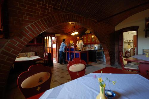 Restoran, Pod Orehi Guest House in Loce