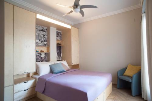 Acron of Plaka by YHA, Atenas