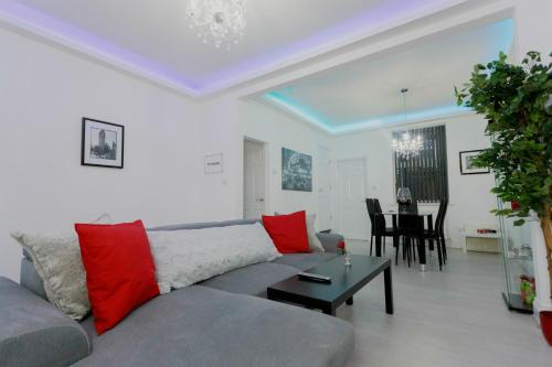 Ivy House - image 3