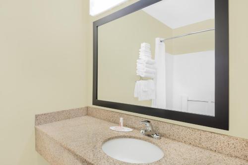 Super 8 by Wyndham Ottumwa - image 3