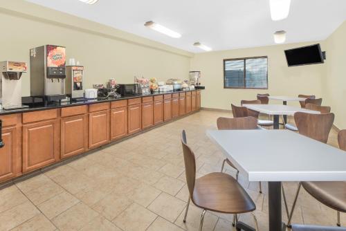 Super 8 by Wyndham Ottumwa - image 6
