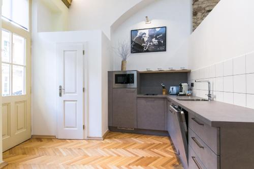 Apartment Nebovidy I - Historic centre - Terrace - Air Conditioning, Прага (фото 6)