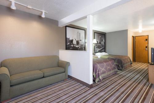 Super 8 by Wyndham Bernalillo - image 7