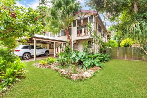 . Edge Hill Holiday Home / Cairns