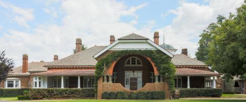 . Petersons Armidale Winery and Guesthouse