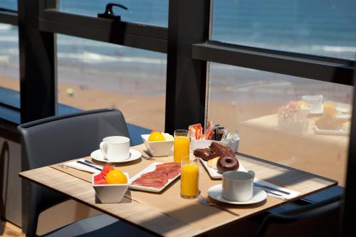 Hotel Principe de Asturias The 4-star Hotel Príncipe de Asturias offers comfort and convenience whether youre on business or holiday in Gijon. The hotel offers a wide range of amenities and perks to ensure you have a great ti