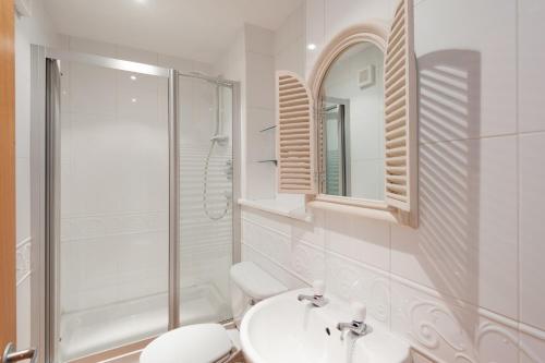 The Botanist Apartment Edinburgh Old Town 2 Bedroom Lift Parking previously The Parkgate Residence - image 10