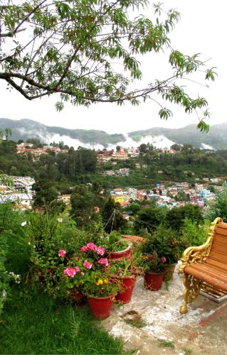 Colonial 4 B/R Home, Great for Families, Coonoor