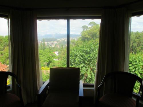 Colonial 4 B/R Home, Great for Families, Coonoor