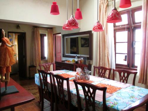 Colonial 4 B/R Home, Great for Families, Coonoor