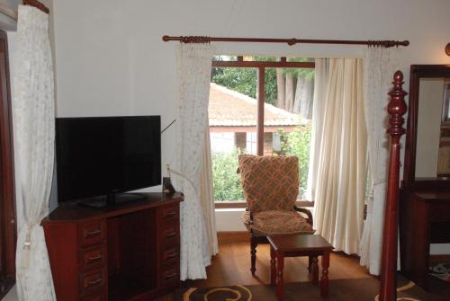 Colonial 4 B/R Home, Great for Families, Coonoor