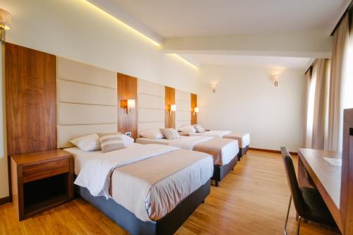 3 twin beds