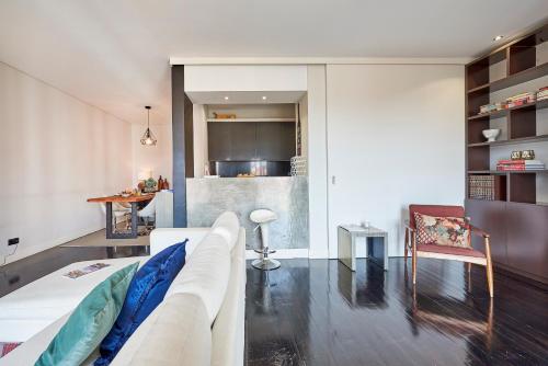  Elegant Apartment with Bridge View in Lissabon