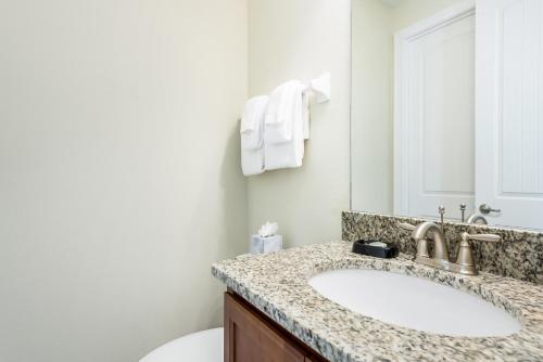 Splendid Home with Water Park Access Near Disney - main image