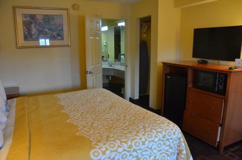 Days Inn by Wyndham Airport Nashville East - image 5