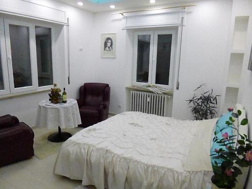 Double Room with Private Bathroom image 6