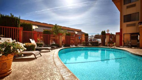 游泳池, 海沃德貝斯特韋斯特普勒斯酒店 (Best Western PLUS Inn of Hayward) in 海沃德 (CA)