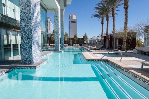 Dream Penthouse at Palms Place - Tap to explore photos