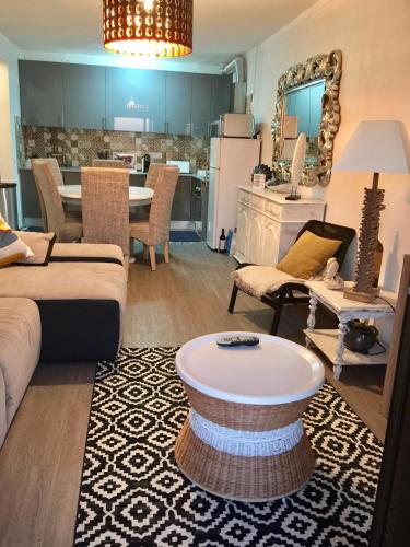 ColinaSol Vale Centeanes Appartement vue mer in อัลฟานซีนา