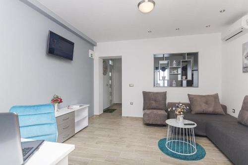 Apartments with a parking space Brela Makarska - 11687 - main image