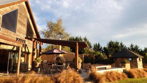 Tree House Lodge Bed & Breakfast Tree House Lodge Bed & Breakfast