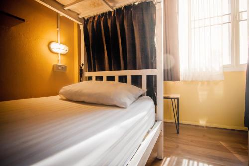 เตียงสองชั้นในห้องพักรวมหญิงชาย (Bunk Bed in Mixed Dormitory Room)