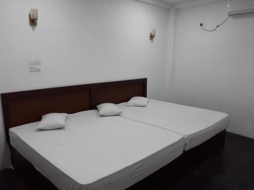 2 twin beds
