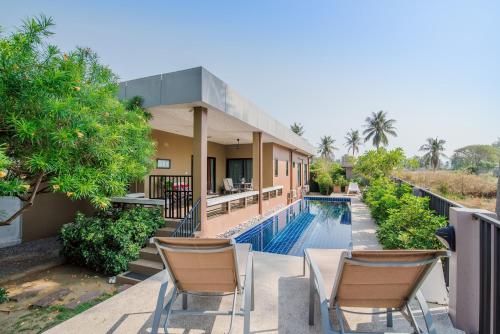 Villa Na Pran, Pool Villa Villa Na Pran, Pool Villa is a popular choice amongst travelers in Hua Hin / Cha-am, whether exploring or just passing through. Both business travelers and tourists can enjoy the propertys facilities