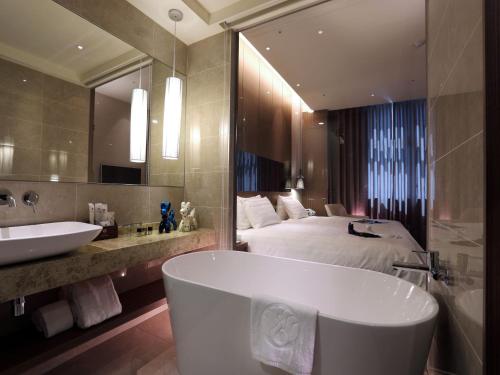 131562574 Hotel Intrendy