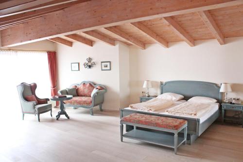 1 queen bed, 1 sofa bed