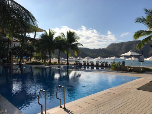 สระว่ายน้ำ, Creys Condo 2 at Pico de Loro Cove in นาซุกบู