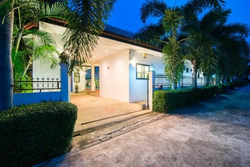 Entrance, Secluded Family Pool villa in Hin Lek Fai