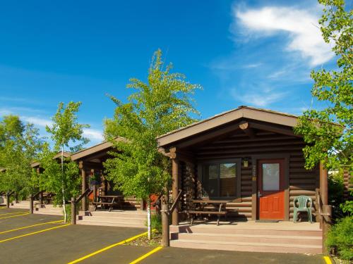 Log Cabin with two queen beds 