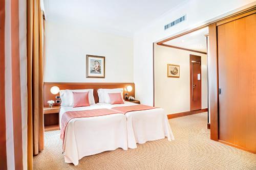 Hotel Ponte Sisto Hotel Ponte Sisto is perfectly located for both business and leisure guests in Rome. Offering a variety of facilities and services, the hotel provides all you need for a good nights sleep. Free Wi-Fi
