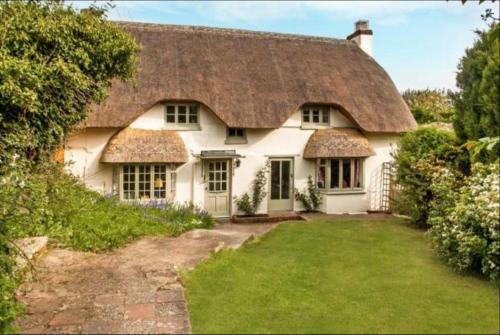 Beautiful Thatched Cottage In Lovely Village.