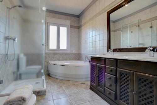 Villa room in Los Picachos 10