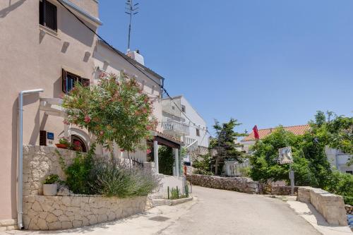 Viesnīcas āriene, House Medea in Ustrine
