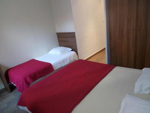 1 double bed, 1 twin bed