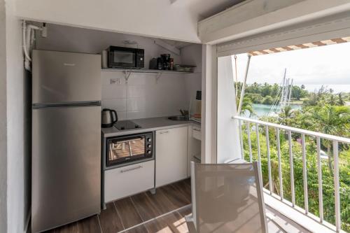 Kitchen, Superbe studio en duplex, vue sur mer et piscine in Baimbridge