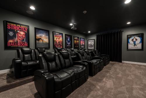 Stunning Home with Pool Table & Theater near Disney - 7707F - image 9