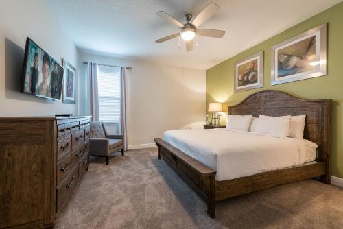 Stunning Home with Pool Table & Theater near Disney - 7707F - image 11