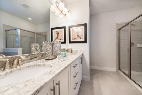 Stunning Home with Pool Table & Theater near Disney - 7707F - image 12