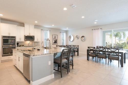 Stunning Home with Pool Table & Theater near Disney - 7707F - image 11